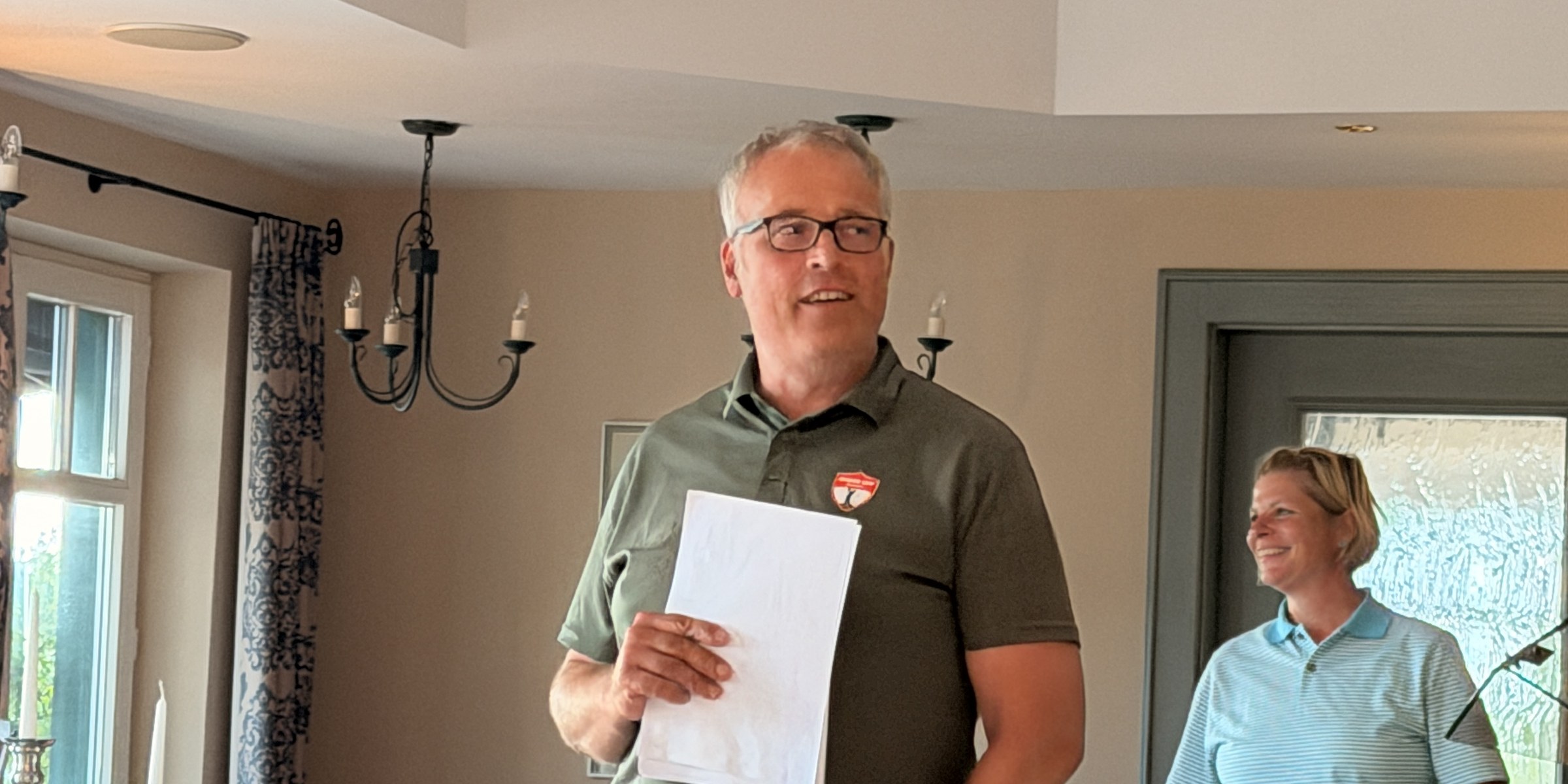 Verlesen der Ergebnisse bei der Siegerehrung des ExRohr Golf Cup im Clubhaus
