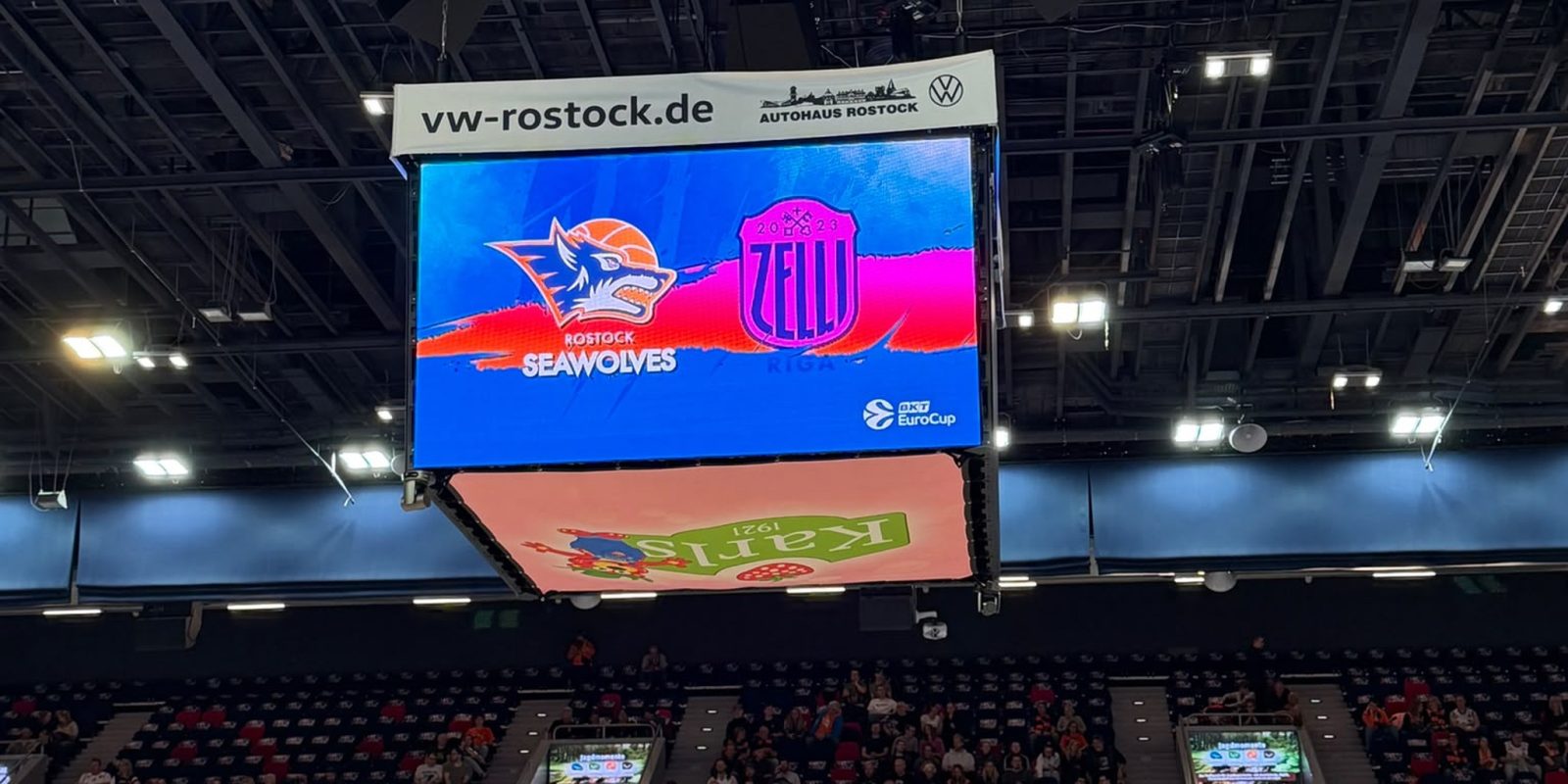 Anzeigetafel in der Halle der Rostock Seawolves mit den Logos der Seawolves und von Rīgas Zelli zum EuroCup-Heimspiel