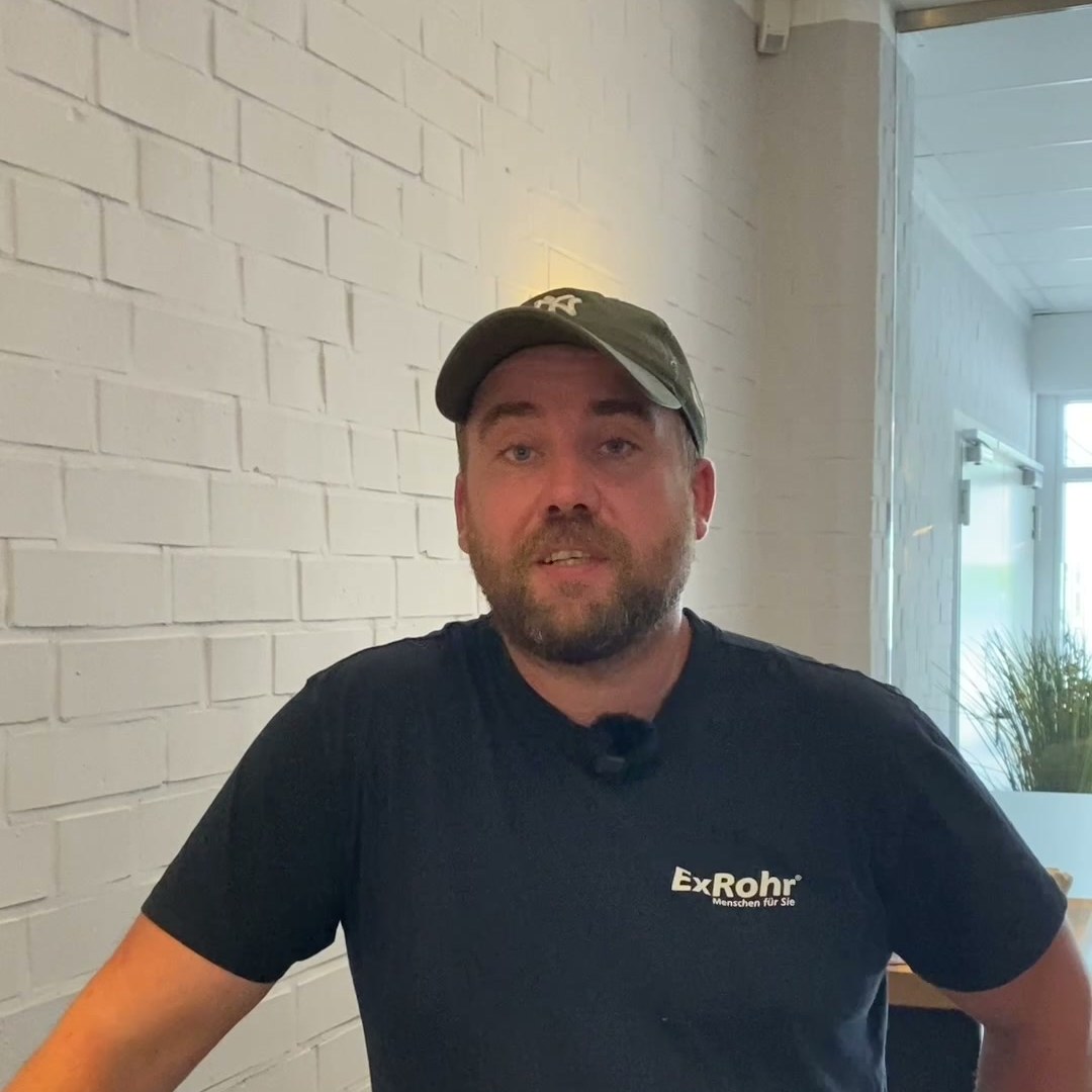 Robert, Monteur bei ExRohr, im dunklen ExRohr-Shirt mit Kappe im Gespr&auml;ch