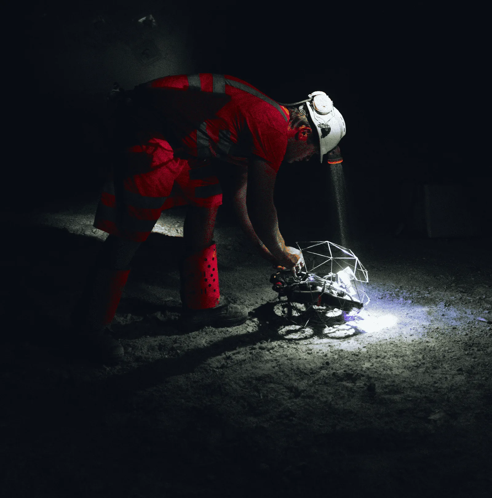 Drohnenaufnahme aus dem Inneren eines Tunnels